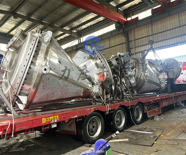 單錐螺帶真空干燥機(jī)發(fā)貨現(xiàn)場：奏響高效與品質(zhì)的樂章！