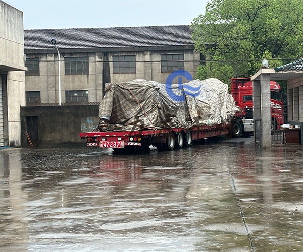 單錐螺帶真空干燥機(jī)發(fā)貨現(xiàn)場：奏響高效與品質(zhì)的樂章！